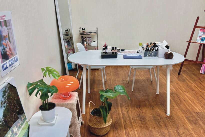 Seoul: Personalized Korean-style Makeup Experience - Learning eyeliner for your own eye shape