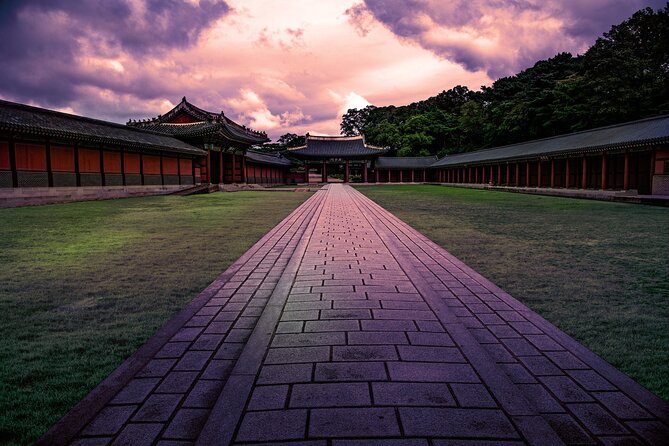 Seoul Private Tour: Palace, Bukchon, Insadong & Han River Cruise - Twenty minutes in Yeouido Hangang Park