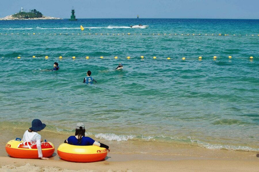 Seoul: Sokcho beach, market, hot spring and Seorak Cable Car - Sokcho Beach brings in the sea air