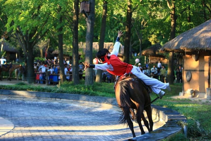 Seoul: Suwon Hwaseong Fortress & Korean Folk Village Tour - Who should book this experience?