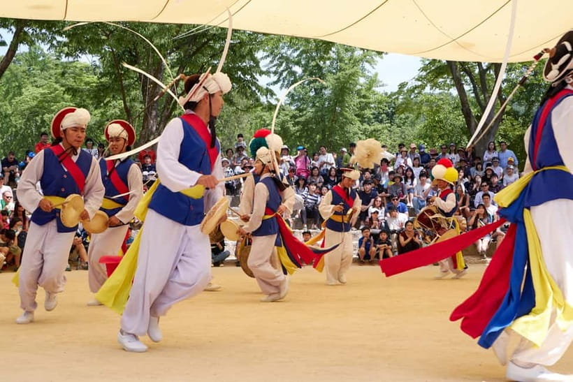 Seoul: Suwon Hwaseong Fortress & Korean Folk Village Tour - How the guides shape the day