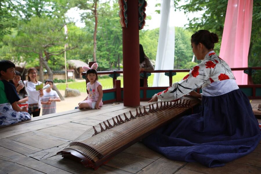 Seoul: Suwon Hwaseong Fortress & Korean Folk Village Tour - Is the walking manageable?