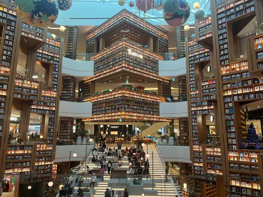 Seoul : Suwon Hwaseong Fortress+Starfield Library+Waujeongsa - Guides are a major part of the experience