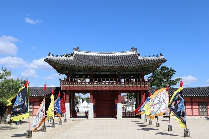 Seoul: Suwon Hwaseong & Waujeongsa & Starfield Heritage Tour - Walking above Suwon at Hwaseong Fortress