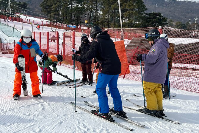 Seoul to Jisan Ski Resort (Fun 1 Day Trip Winter Sports & Skiing) - The short ginseng museum stop in Jongno