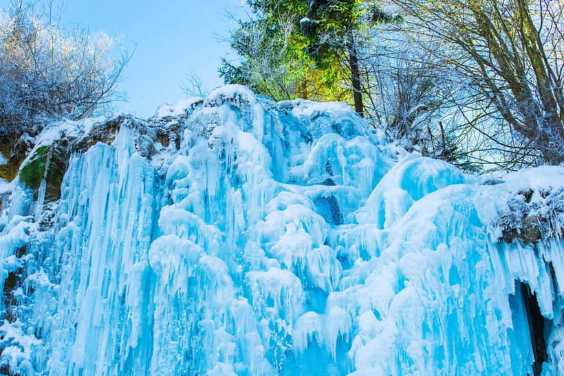 Seoul: Vivaldi Park Winter Ski with Eobi Ice Valley Day Tour - Sledding at Snowyland is the simpler choice