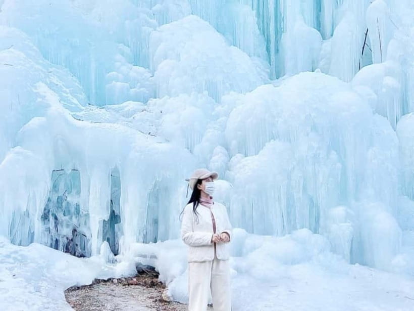 Seoul: Vivaldi Park Winter Ski with Eobi Ice Valley Day Tour - Clothing and safety costs can change the value