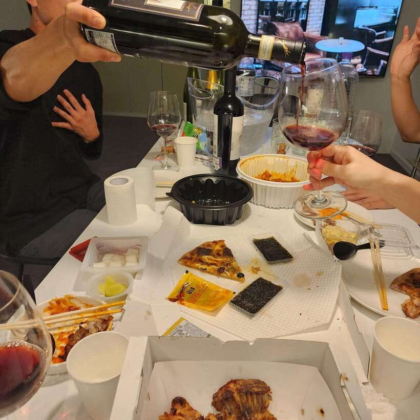 Seoul: Wine & Korean BBQ, Perfect Pairing Dinner in Sinchon - Korean drinking manners you can use that night