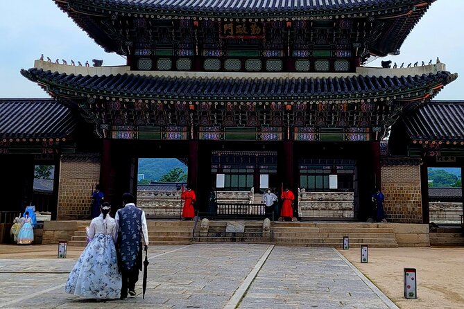 (Small Group) Palace & Seoul Old Town Highlights - Spending 90 minutes inside Gyeongbokgung Palace