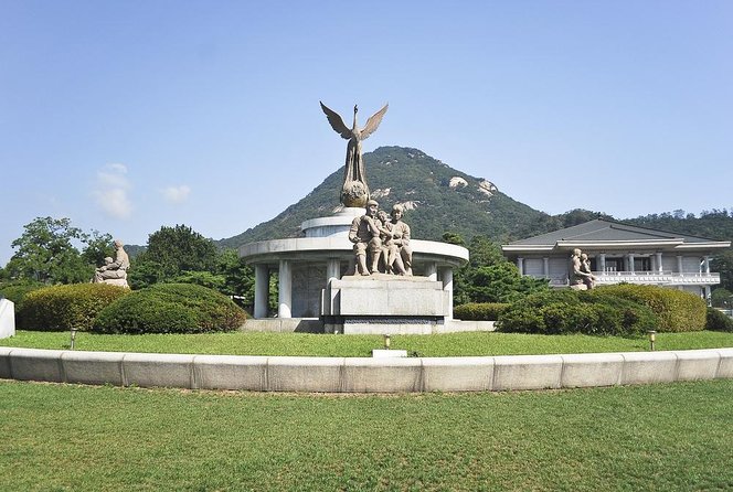 Small-Group Seoul Tour with Gyeongbokgung Palace (hotel pick-up) - The National Folk Museum connects palaces with daily life
