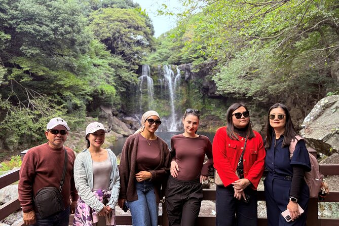Small Group Tour for Jeju Fall Pink Muhly, Tangerines & Mt. Halla - Picking Jeju tangerines at a local farm