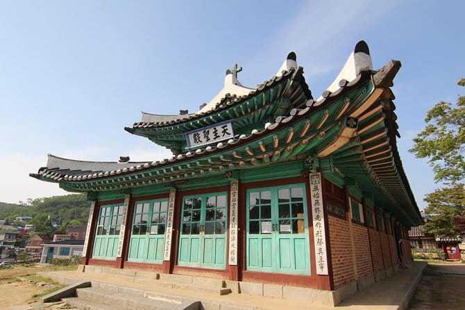 Street photoshoot and Seoul Hidden gem History Walking Tour - Ikseon-dong’s hanok lanes and café culture