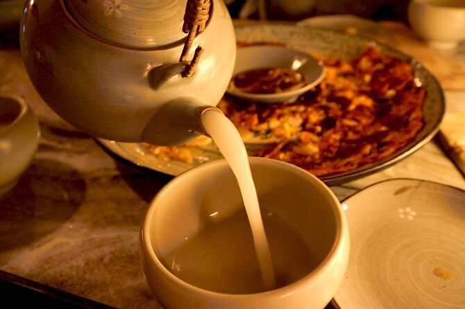 Sunset Walking Tour in Naksan Park with Dinner - A hillside café with Seoul below