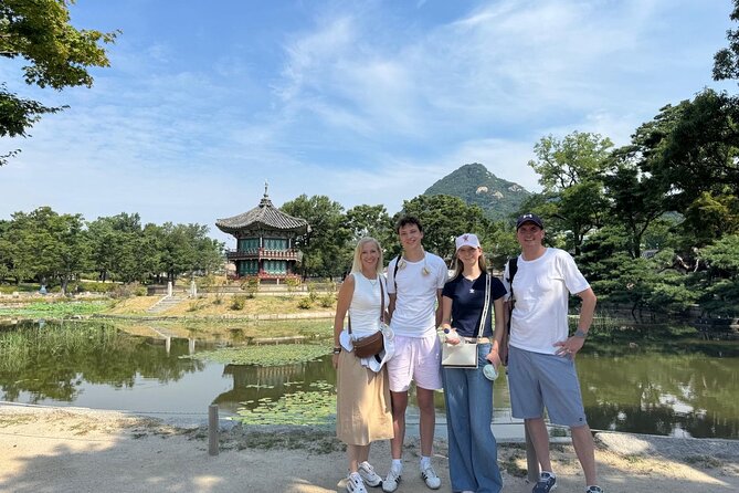 Time Travel in Seoul: Gyeongbokgung Palace, Folk Museum & Bukchon - Starting at Gyeongbokgung Station