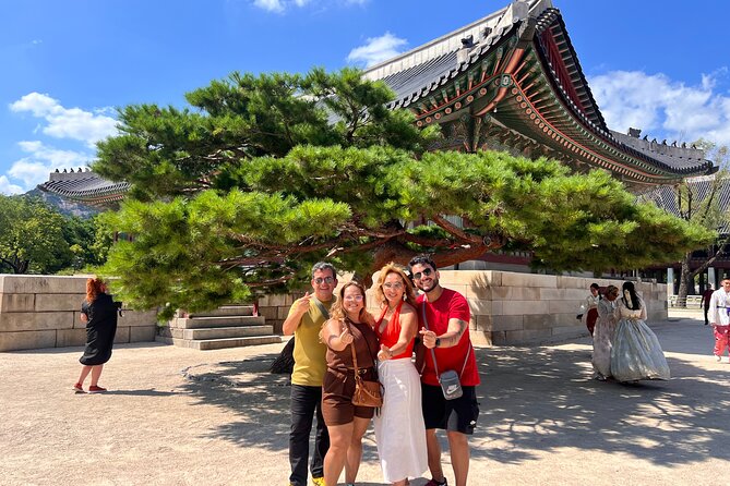 Time Travel in Seoul: Gyeongbokgung Palace, Folk Museum & Bukchon - Gyeongbokgung Palace in 50 minutes