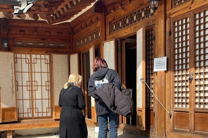 Tour Seoul’s oldest district with a storyteller from Bukchon - Why Bukchon makes a better history lesson on foot